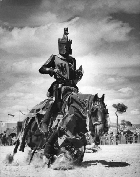 Scena del film "El Cid" - Regia Anthony Mann - 1961 - Gli attori Christopher Rhodes e Charlton Heston in un torneo medievale