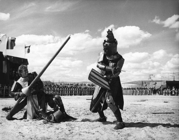 Scena del film "El Cid" - Regia Anthony Mann - 1961 - Gli attori Charlton Heston e Christopher Rhodes in un torneo medievale