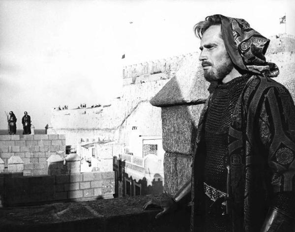 Scena del film "El Cid" - Regia Anthony Mann - 1961 - L'attore Charlton Heston sulle mura del castello