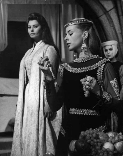 Scena del film "El Cid" - Regia Anthony Mann - 1961 - Le attrici Sophia Loren e Geneviève Page con dell'uva in mano