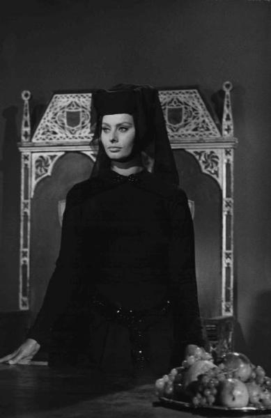 Scena del film "El Cid" - Regia Anthony Mann - 1961 - L' attrice Sophia Loren in piedi