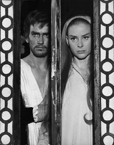 Scena del film "El Cid" - Regia Anthony Mann - 1961 - Gli attori John Fraser e Geneviève Page alla finestra