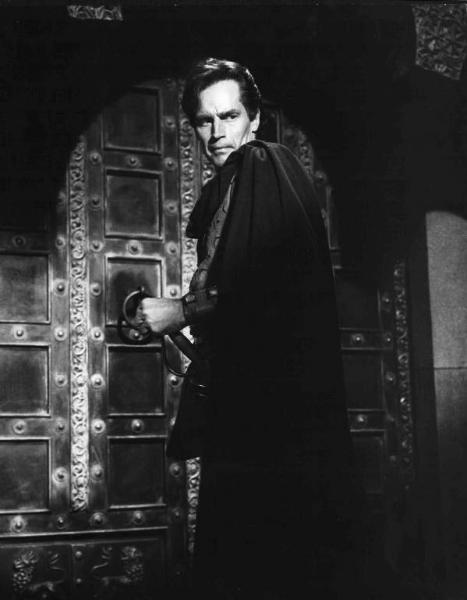 Scena del film "El Cid" - Regia Anthony Mann - 1961 - L'attore Charlton Heston in piedi davanti alla porta