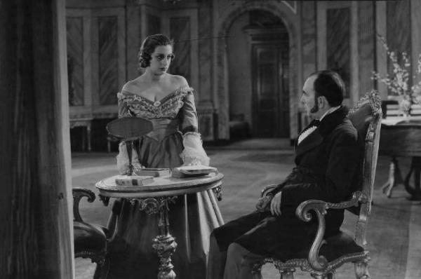 Scena del film "La cieca di Sorrento" - Regia Nunzio Malasomma - 1934 - Gli attori Anna Magnani e Leo Bartoli in una stanza