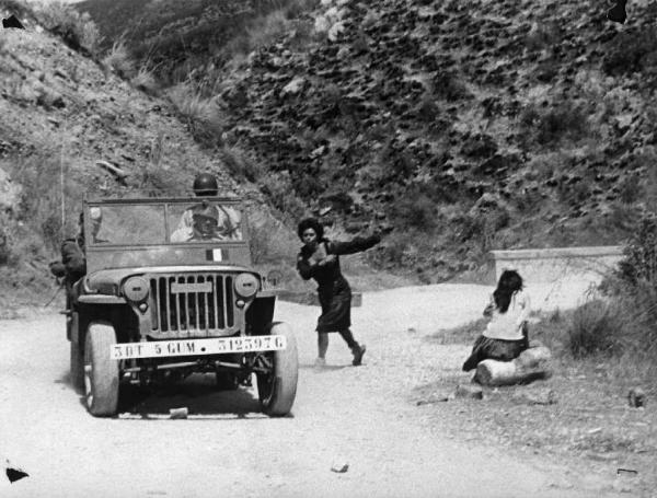 Scena del film "La Ciociara" - Regia Vittorio De Sica - 1960 - Le attrici Sophia Loren e Elisabetta Brown in strada