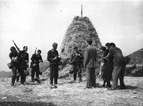 Scena del film "La Ciociara" - Regia Vittorio De Sica - 1960 - Un gruppo di soldati non identificati con gli attori Jean Paul Belmondo, Eleonora Brown e Sophia Loren in campagna.