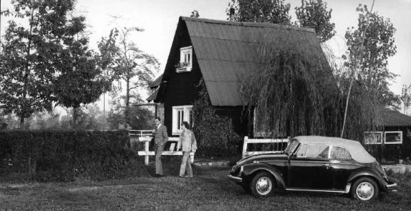 Scena del film "La Circostanza" - Regia Ermanno Olmi- 1974 - Due attori non identificati davanti ad una casa.