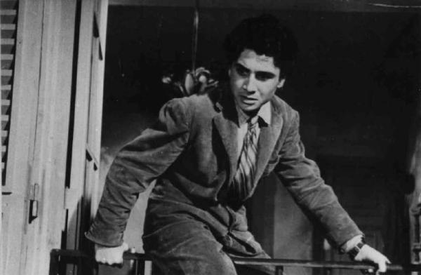Scena del film "La città si difende" - Regia Pietro Germi - 1951 - Un attore non identificato scavalca un parapetto