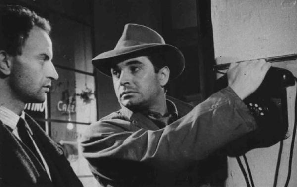 Scena del film "La città si difende" - Regia Pietro Germi - 1951 - Gli attori Paul Muller e Renato Baldini accanto ad un telefono
