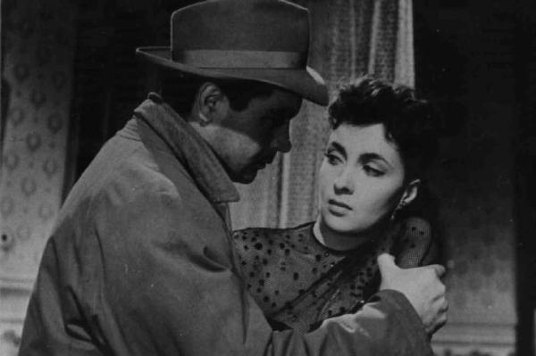 Scena del film "La città si difende" - Regia Pietro Germi - 1951 - L'attore Renato Baldini stringe a sè l'attrice Gina Lollobrigida