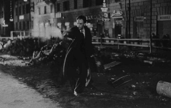 Scena del film "La città si difende" - Regia Pietro Germi - 1951 - L'attore Paul Muller spara in strada