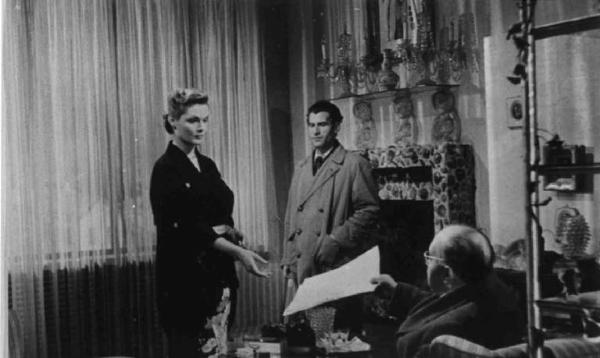 Scena del film "La città si difende" - Regia Pietro Germi - 1951 - Tre attori non identificati in una stanza