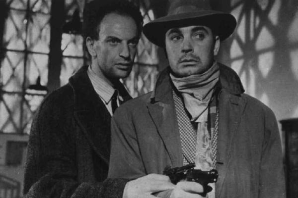 Scena del film "La città si difende" - Regia Pietro Germi - 1951 - Gli attori Paul Muller e Renato Baldini con la pistola in mano