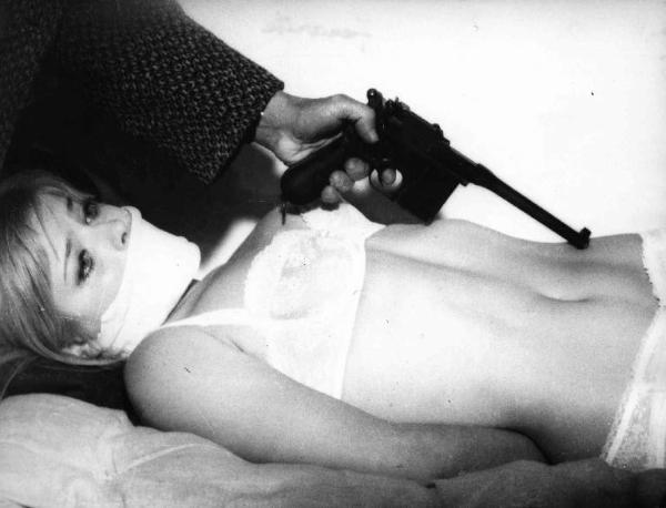 Scena del film "Col cuore in gola" - Regia Tinto Brass - 1967 - L'attrice Ewa Aulin imbavagliata sul letto