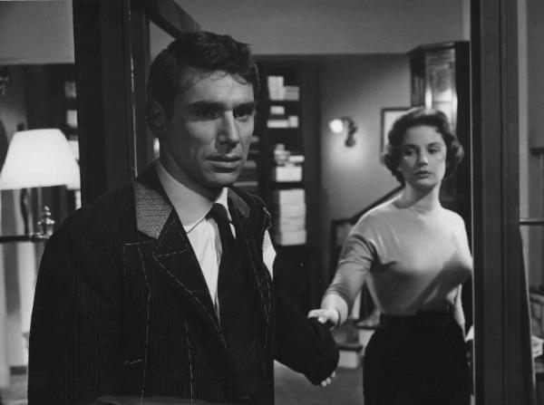 Scena del film "Un colpo da due miliardi" - Regia Roger Vadim - 1957 - L'attore Robert Hossein è trattenuto a una manica dall'attrice Lyla Rocco