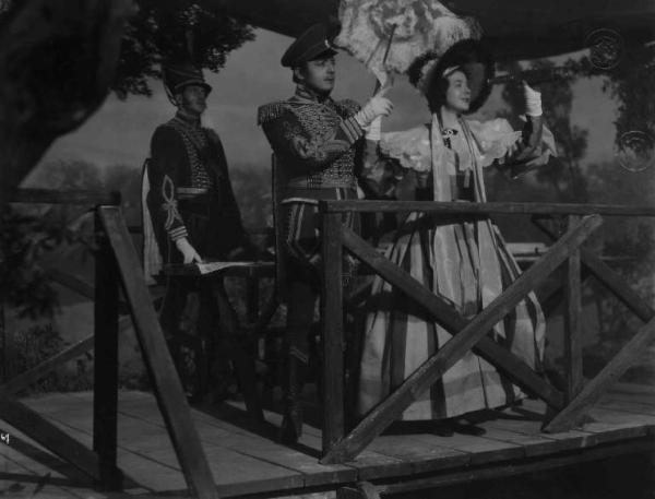 Scena del film "Un colpo di pistola" - Regia Renato Castellani - 1942 - Gli attori Fosco Giachetti e Rubi Dalma osservano da una balconata
