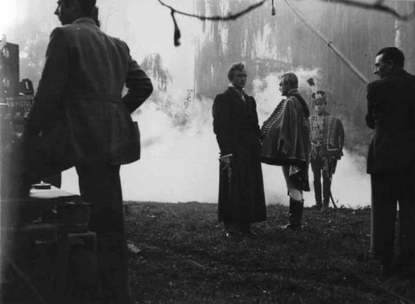 Set del film "Un colpo di pistola" - Regia Renato Castellani - 1942 - Membri dello staff tecnico e gli attori Fosco Giachetti e Antonio Centa durante le riprese