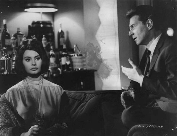 Scena del film "Il coltello nella piaga" - Regia Anatole Litvak - 1962 - L'attrice Sophia Loren e un attore non identificato seduti in un interno.