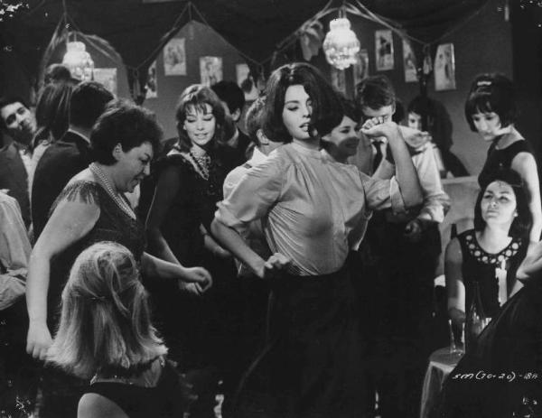 Scena del film "Il coltello nella piaga" - Regia Anatole Litvak - 1962 - L'attrice Sophia Loren balla tra un gruppo di attori non identificati.