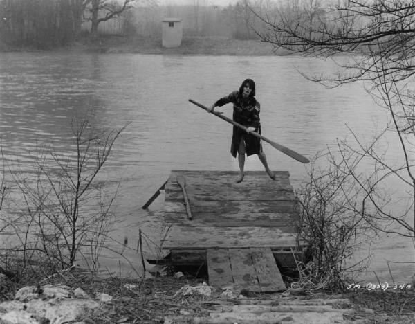 Scena del film "Il coltello nella piaga" - Regia Anatole Litvak - 1962 - L'attrice Sophia Loren su un molo con un remo in mano.
