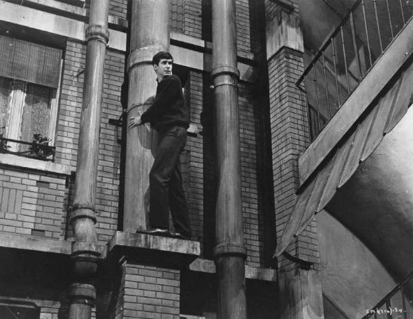 Scena del film "Il coltello nella piaga" - Regia Anatole Litvak - 1962 - L'attore Anthony Perkins cammina su un cornicione.