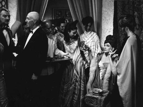 Scena del film "Come imparai ad amare le donne" - Regia Luciano Salce - 1967 - Le attrici Romina Power e Zarah Leander ad una festa