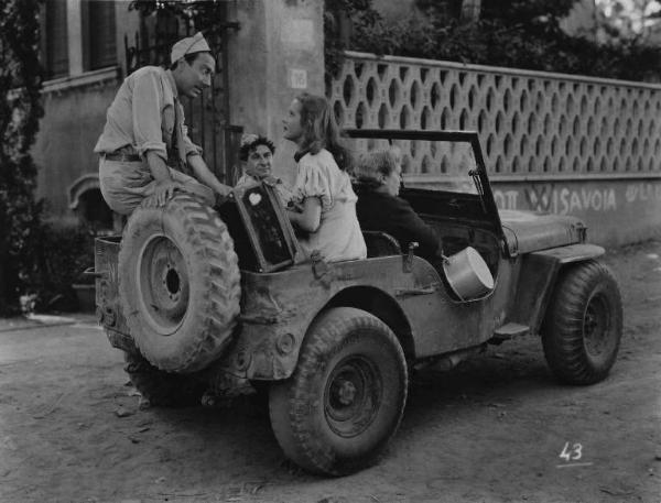 Scena del film "Come persi la guerra" - Regia Carlo Borghesio - 1947 - Gli attori Erminio Macario, Nando Bruno e l'attrice Vera Carmi parlano sull'auto