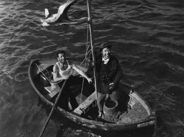 Scena del film "Come scopersi l'America" - Regia Carlo Borghesio - 1949 - Un attore non identificato e l'attore Erminio Macario su una barca