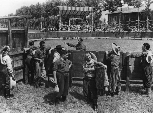 Scena del film "Come scopersi l'America" - Regia Carlo Borghesio - 1949 - L'attore Erminio Macario e altri attori non identificati ad un rodeo