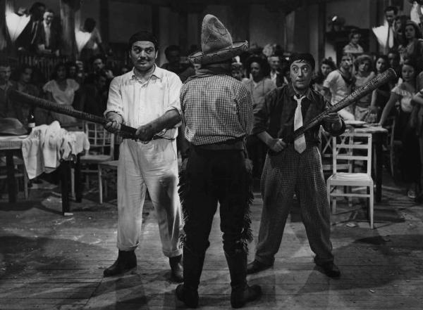 Scena del film "Come scopersi l'America" - Regia Carlo Borghesio - 1949 - L'attore Erminio Macario e un attore non identificato tengono un bastone in mano