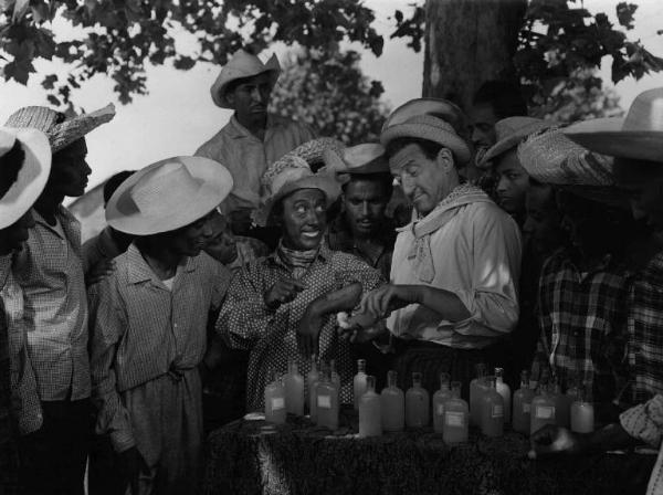 Scena del film "Come scopersi l'America" - Regia Carlo Borghesio - 1949 - Gli attori Erminio Macario e Carlo Ninchi provano delle lozioni insieme ad attori non identificati