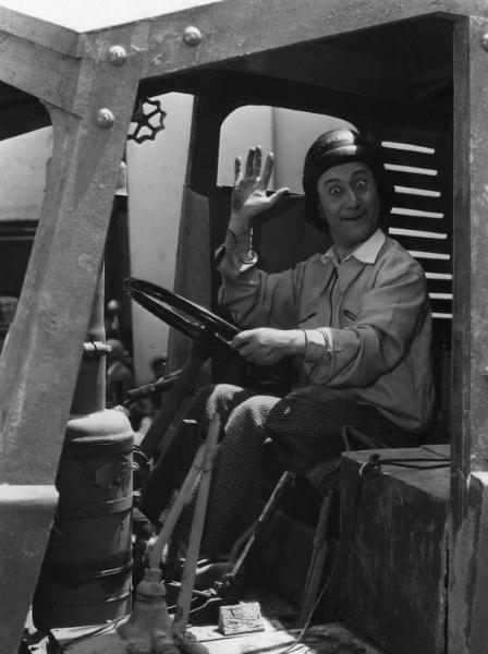 Scena del film "Come scopersi l'America" - Regia Carlo Borghesio - 1949 - L'attore Erminio Macario saluta dal carroarmato