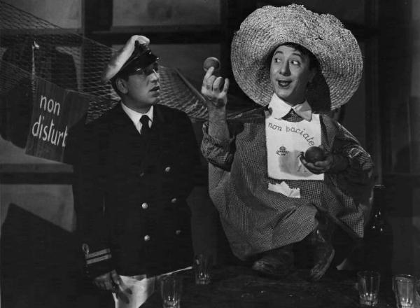 Scena del film "Come scopersi l'America" - Regia Carlo Borghesio - 1949 - L'attore Erminio Macario mostra una pallina ad un attore non identificato