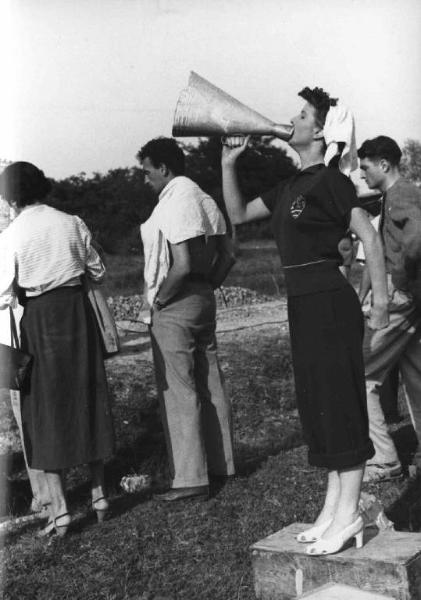 Set del film "Come scopersi l'America" - Regia Carlo Borghesio - 1949 - L'attrice Delia Scala con un megafono insieme allo staff tecnico