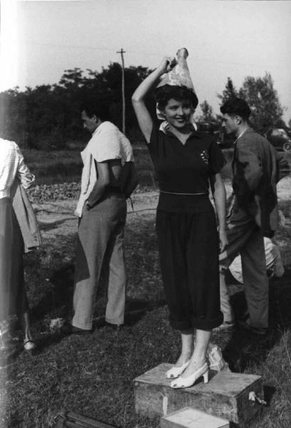 Set del film "Come scopersi l'America" - Regia Carlo Borghesio - 1949 - L'attrice Delia Scala scherza con il megafono