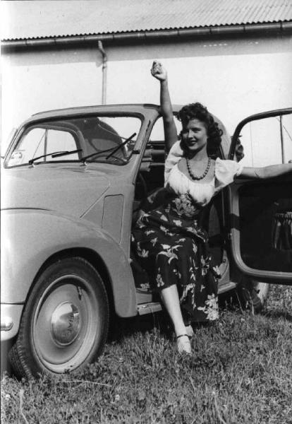 Set del film "Come scopersi l'America" - Regia Carlo Borghesio - 1949 - L'attrice Delia Scala in posa sull'automobile