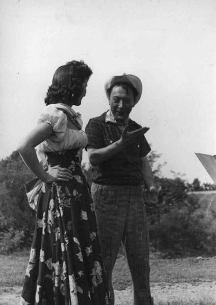 Set del film "Come scopersi l'America" - Regia Carlo Borghesio - 1949 - L'attrice Delia Scala e l'attore Erminio Macario scherzano durante una pausa dalle riprese