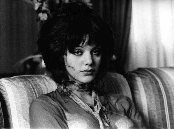 Scena del film "Come ti chiami amore mio?" - Regia Umberto Silva - 1970 - Un'attrice non identificata in primo piano.