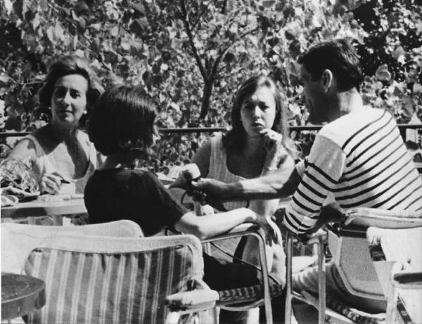 Scena del film "Comizi d'amore" - Regia Pier Paolo Pasolini - 1965 - Il regista Pier Paolo Pasolini intervista un gruppo di donne non identificate.