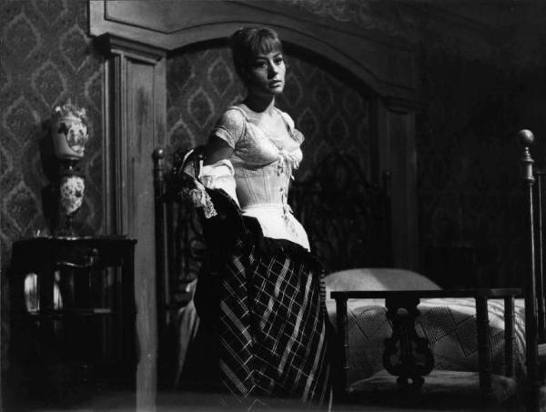 Scena del film "I Compagni" - Regia Mario Monicelli - 1963 - L'attrice Gabriella Giorgelli si spoglia in camera da letto