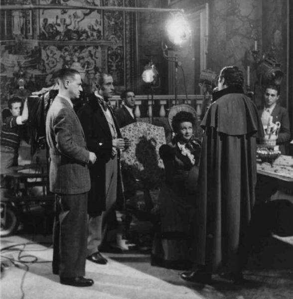 Set del film "La Compagnia della teppa" - Regia Corrado D'Errico - 1941 - Il regista Corrado D'Errico spiega una scena all'attore Carlo Duse e all'attrice Maria Denis