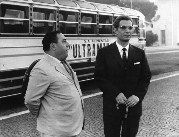 Scena del film "I Complessi" - Regia Dino Risi, Franco Rossi e Luigi Filippo D'Amico - 1965 - Gli attori Mario Frera e Nino Manfredi in strada