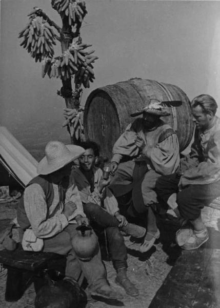 Scena del film "Condottieri" - Regia Luis Trenker - 1937 - Attori non identificati bevono all'aperto