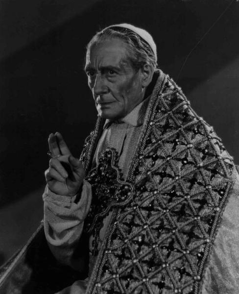 Scena del film "Condottieri" - Regia Luis Trenker - 1937 - L'attore Gino Viotti in atto benedicente