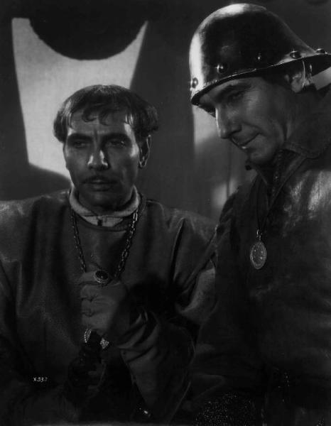 Scena del film "Condottieri" - Regia Luis Trenker - 1937 - L'attore Mario Ferrari e un attore non identificato vicini