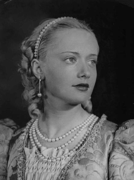 Scena del film "Condottieri" - Regia Luis Trenker - 1937 - L'attrice Carla Sveva in un primo piano