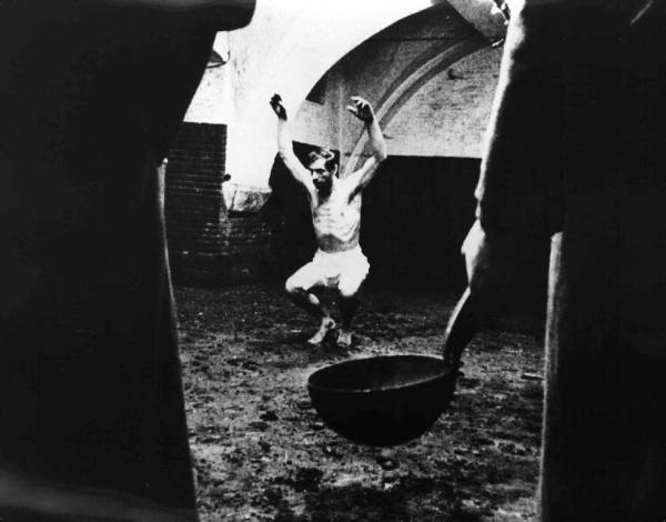 Scena del film "La Confessione" - Regia Constantin Costa-Gavras - 1970 - L'attore Yves Montand, in prigione, in una posizione insolita