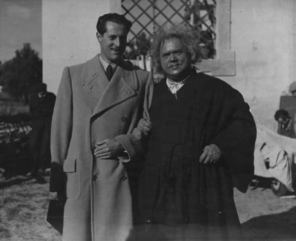 Set del film "La Congiura dei Pazzi" - Regia Ladislao Vajda - 1940 - Il produttore Andrea Nicolis di Robilant e l'attore Juan De Landa durante una pausa dalle riprese