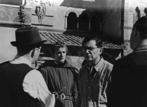 Set del film "La Congiura dei Pazzi" - Regia Ladislao Vajda - 1940 - L'attore Leonardo Cortese accanto al regista Ladislao Vajda e ad altri membri dello staff tecnico