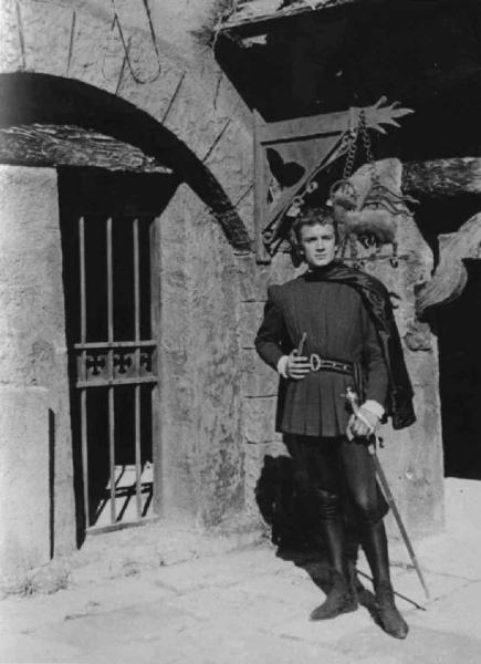 Set del film "La Congiura dei Pazzi" - Regia Ladislao Vajda - 1940 - L'attore Leonardo Cortese in posa davanti a un muro